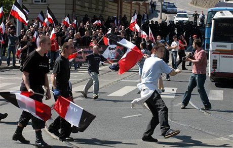 V pípad, e neonacisté vyjdou i pes zákaz, policie proti nim zasáhne.