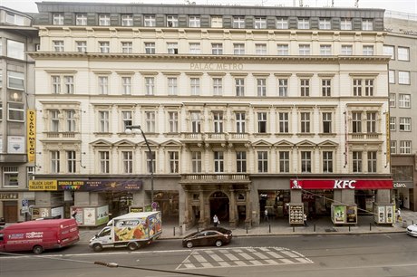 Palác Metro pohledem ze slavné protjí kavárny Louvre.