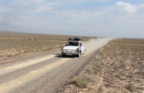 Škoda 100 na cestách v Kazachstánu.