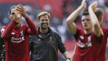 Jurgen Klopp se se svými hráči raduje z vítězství nad Tottenhamem