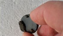 lomky meteoritu pichycen na magnetu.