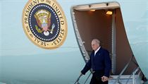 John Kelly vystupuje z Air Force One.