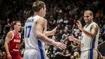 Basketbalista Blake Schilb pi utkn s Ruskem (vpravo) slav se spoluhrem z...