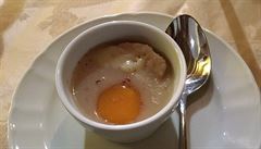 Cibulová polévka s vejcem a krutonem se sýrem v Chalet Al Lago.