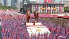 Socha zakladatele Kim Ir-sena a souasného vdce Severní Koreje Kim ong-una.