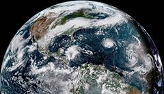Tři oka hurikánů, která se pohybují nad Atlantickým oceánem. Dvě z nich... | na serveru Lidovky.cz | aktuální zprávy