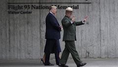 Donald Trump a Stephen Clark u památníku obtí letu 93.