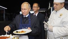 Vladimir Putin si nakládá kaviár na blinu, kterou osobn pipravil.