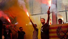 Demonstranti za nezávislost Katalánska se zapálenými svtlicemi.