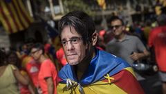 Demonstrant s maskou bývalého katalánského premiéra Carlese Puigdemonta.