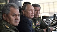 Vladimir Putin zhlédl tvrtení program ásti rozsáhlého vojenského cviení...