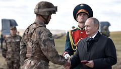 Pi nástupu jednotek po tvrtením cviení Putin prohlásil, e Rusko je...