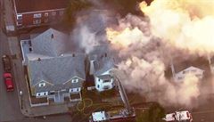 Jeden z hoících dom na pedmstí Bostonu po sérii výbuch plynu.