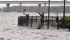 Studenti mí pomocí anemometr sílu vtru ve mst New Bern v Severní Karolín.