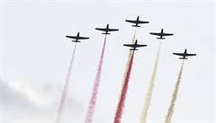 Polská letecká skupina Bílo-ervené jiskry se svou show v polských barvách.
