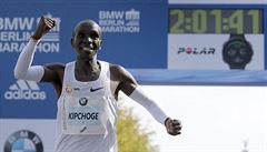 Kipchoge v Berln o vce ne minutu pekonal maratonsk rekord