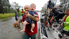 Jeden rok starý Oliver Kelly plá�e p�i záchranné akci.