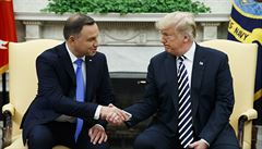 Polský prezident Andrzej Duda (vlevo) na schzce v Bílém dom se svým americkým...