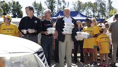 Donald Trump pomáhá rozdávat jídlo v Severní Karolín�.