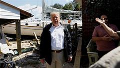 Trump si prohlíí zniené území po úderu hurikánu.