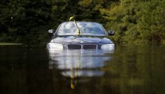 Zatopený automobil po ádní hurikánu Florence.