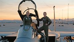 Hereka Brie Larsonová (vlevo) dostává rady od skutené armádní pilotky. Snímek...