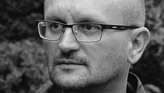 Poezie spotřební civilizaci přežije, myslí si v Praze žijící spisovatel Adin Ljuca