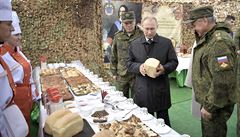 Putin s tradiními pokrmy bhem návtvy vojenské základny Telemba.
