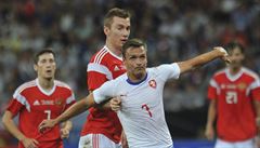 Stanislav Tecl si kryje míč před protihráčem | na serveru Lidovky.cz | aktuální zprávy