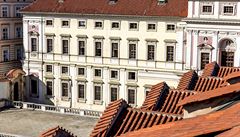 Z balkónku vpravo sledoval Masaryk slavnostní otevení areálu v roce 1925.