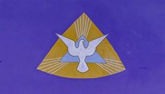 Emblém s bílou holubicí na strop kostela.