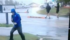 VIDEO: Reportr pedstr, e jm lomcuje vtr z huriknu. Za nm chod lid v ortkch