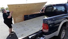 Devenými deskami plánují manelé ze Severní Karolíny zabednit okna svého domu.