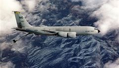 Americk� tanker KC-135 Stratotanker.