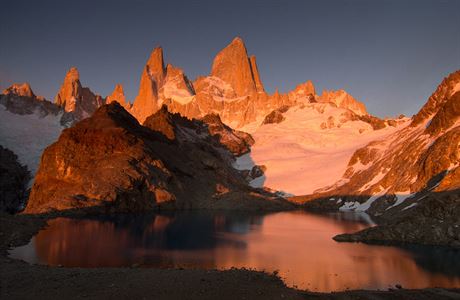 Vchod Slunce na skalnm masivu Fitz Roy v Patagonii