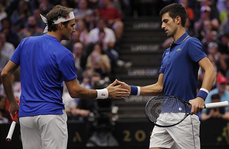 Roger Federer a Novak Djokovi pi spolené tyhe na Laver Cupu