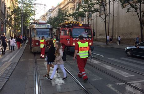 Provoz tramvají v centru Prahy v okolí Karlova námstí a frekventované...