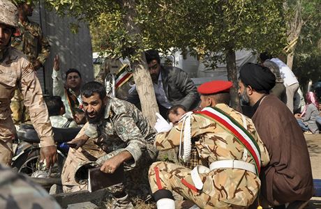 Lidé se schovávají bhem útoku na vojenskou pehlídku v íránském Ahvázu.
