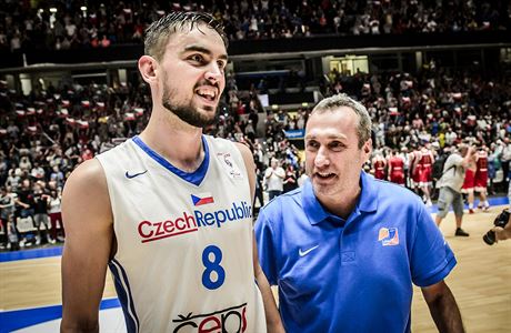 Trenér basketbalové reprezentace Ronen Ginzburg slaví výhru v utkání s Ruskem s...