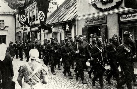 eskoslovenská armáda opoutí po mnichovském diktátu msto Fulnek. Na domech...