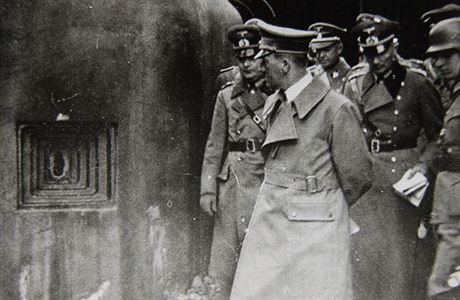 Adolf Hitler pi prohlídce jednoho z objekt eskoslovenského lehkého opevnní...