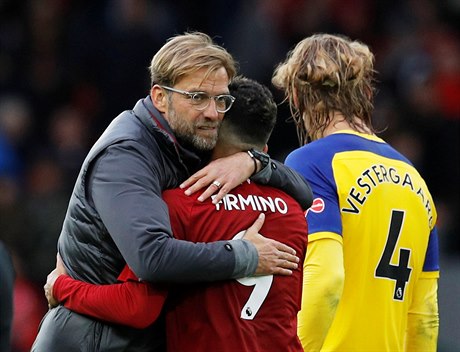 Jurgen Klopp se raduje s Robertem Firminem z vítzství 3-0 nad Southamptonem