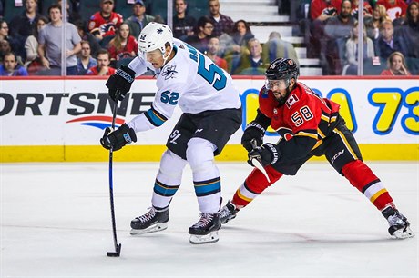 Luká Radil v dresu San Jose Sharks v zápase s Calgary Flames