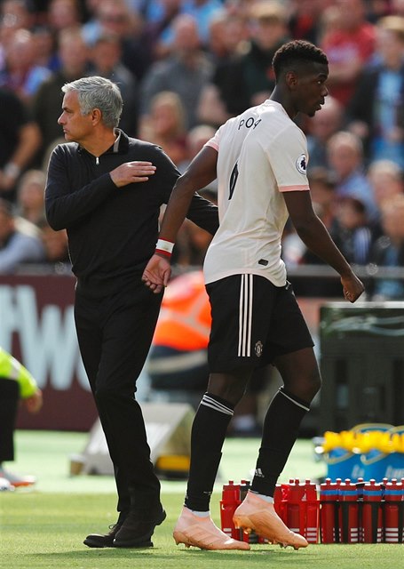 José Mourinho a Paul Pogba v zápase proti West Ham United, který United...