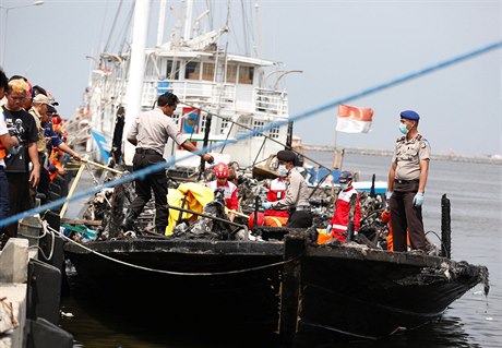Pi poáru trajektu pilo u indonéské metropole Jakarty o ivot 23 lidí.
