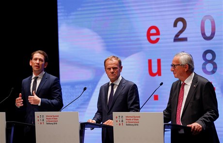 Rakouský kanclé Sebastian Kurz, pedseda Evropské rady Donald Tusk a pedseda...