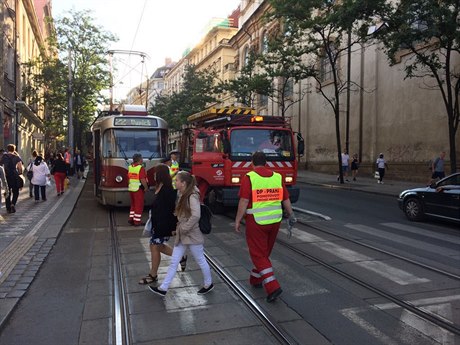 Provoz tramvají v centru Prahy v okolí Karlova námstí a frekventované...