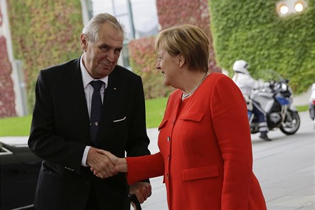 Zeman na schzce s Merkelovou.