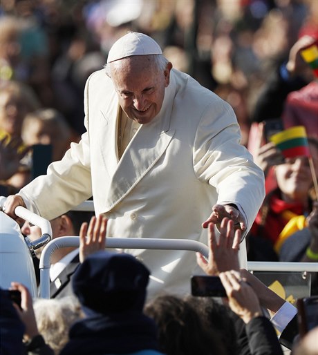 Pape Frantiek se vítá s vícími v Kaunasu.