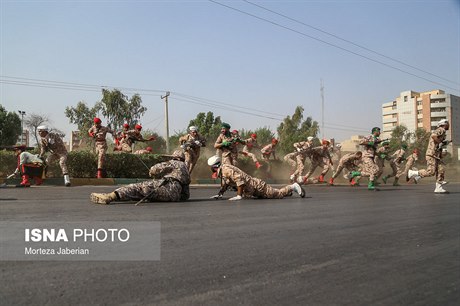 Snímek pímo z útoku na vojenskou pehlídku v íránském mst Ahváz